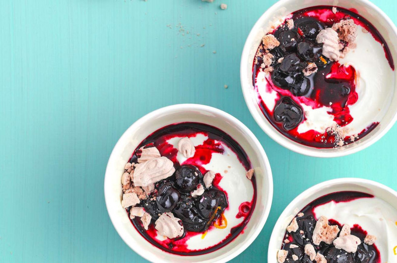 Yogourt à l'orange avec cerises