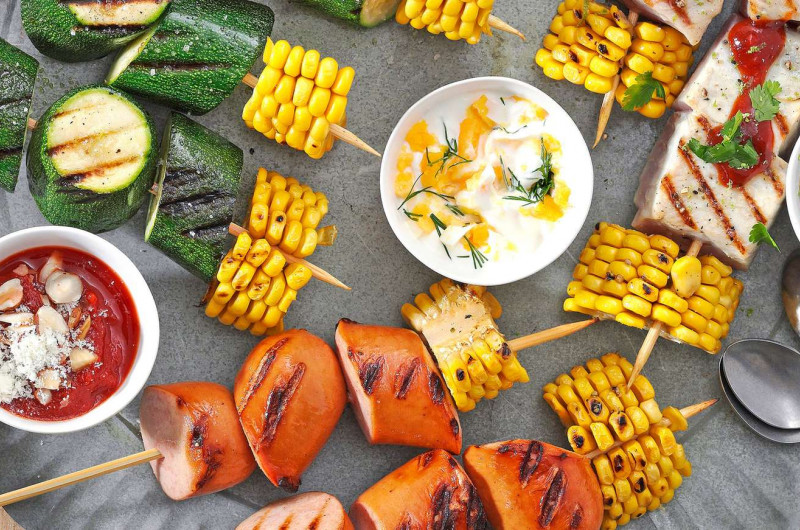Brochettes avec épis de maïs et 3 toppings