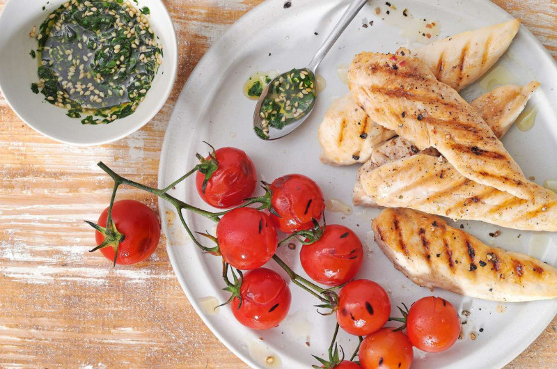 Poulet et tomates avec huile aux fines herbes