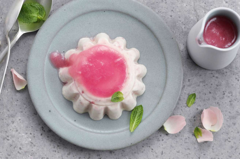 Parfait aux fraises avec coulis de rhubarbe