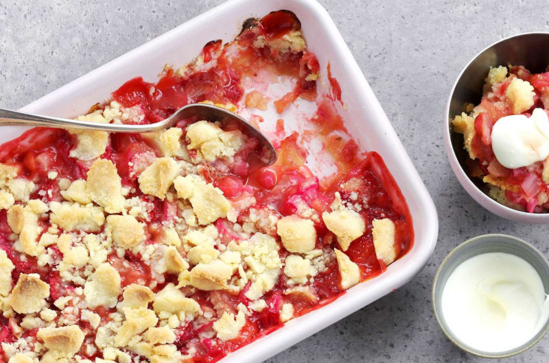 Crumble aux fraises et à la rhubarbe