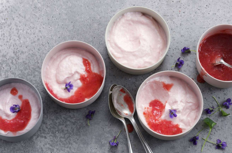 Mousse à la rhubarbe avec sauce aux fraises