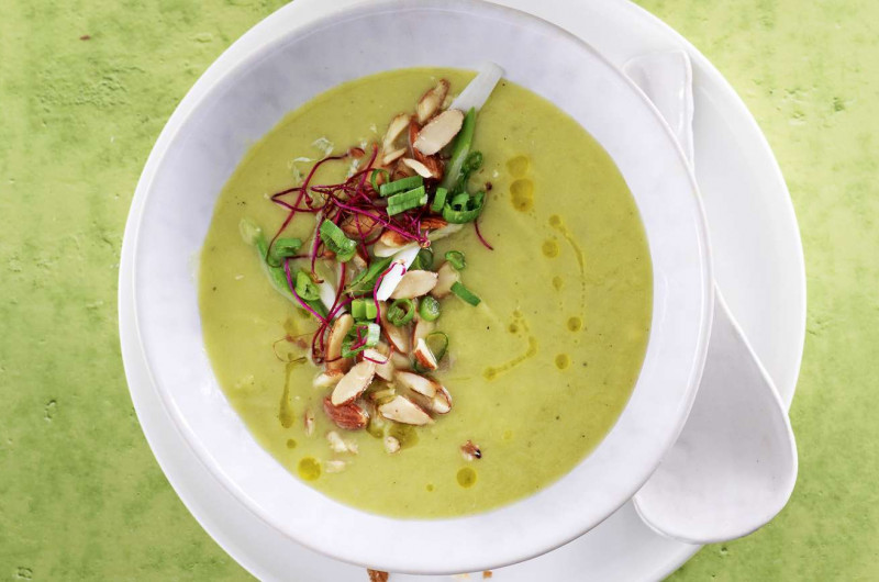 Velouté aux asperges avec topping aux amandes fumées