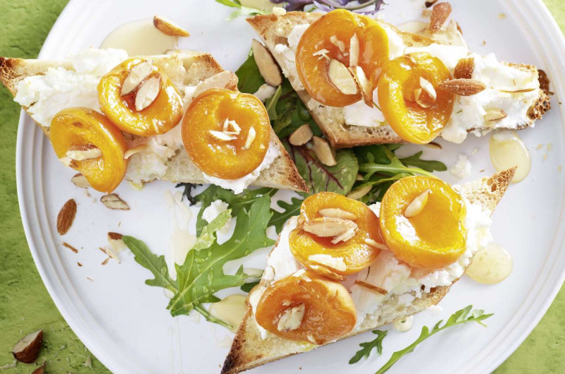 Baguette au chèvre avec amandes fumées
