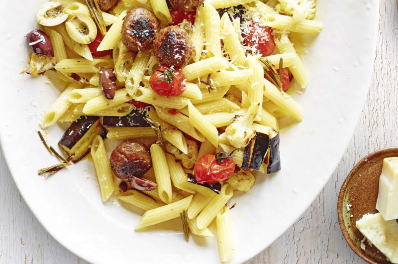 Penne avec légumes au four et boulettes de viande hachée