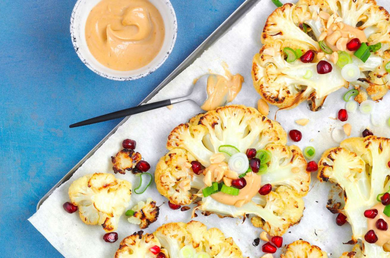 Chou-fleur au four avec sauce aux cacahouètes