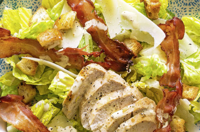 Salade César avec poulet et lard