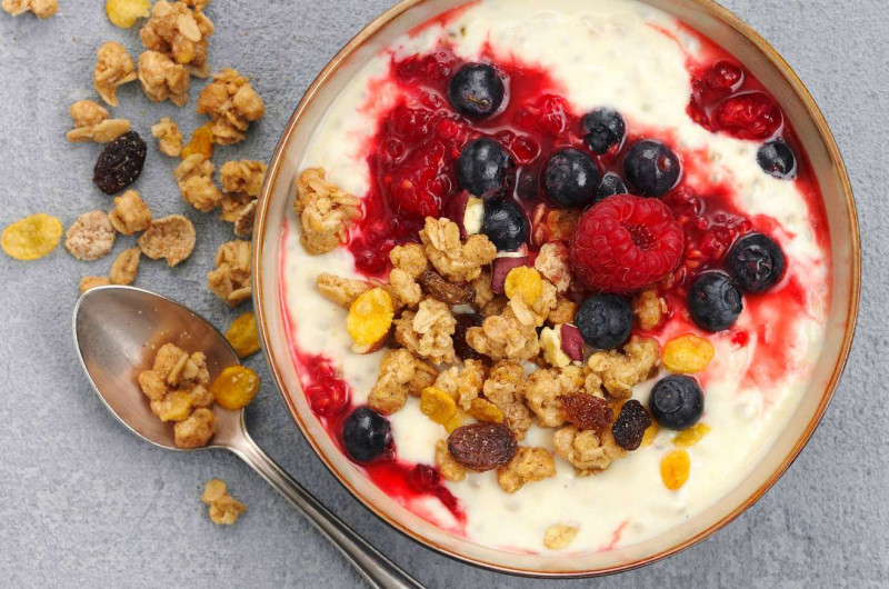 Bowl au yogourt avec fruits et müesli croquant