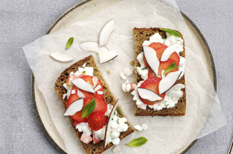 Pain protéiné avec cottage cheese et fraises