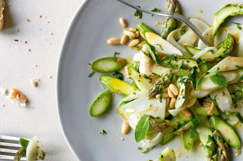 Salade d'asperges crues avec fenouil