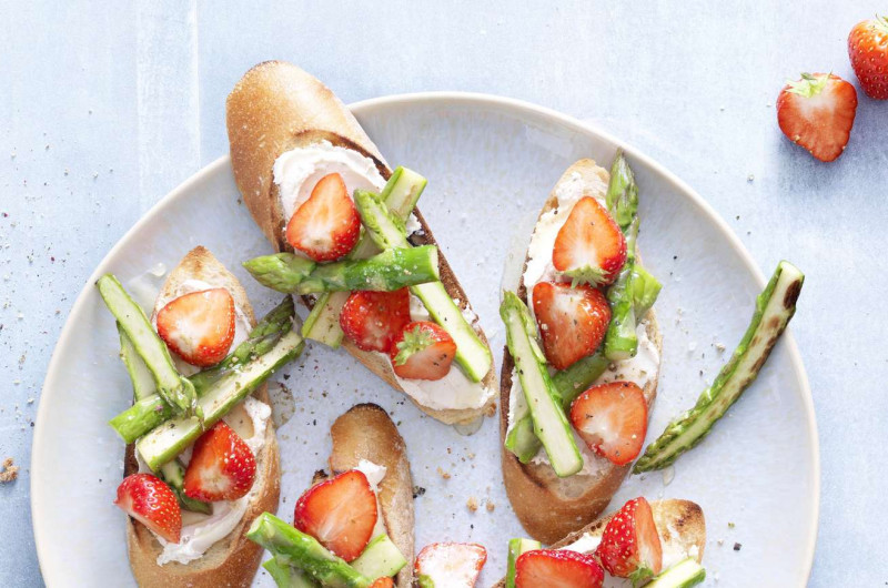 Crostini aux asperges et aux fraises
