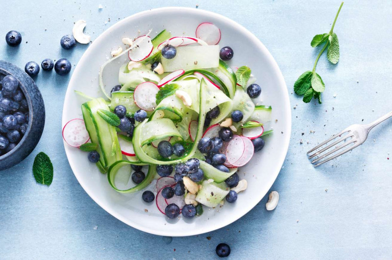 Salade de concombre aux myrtilles