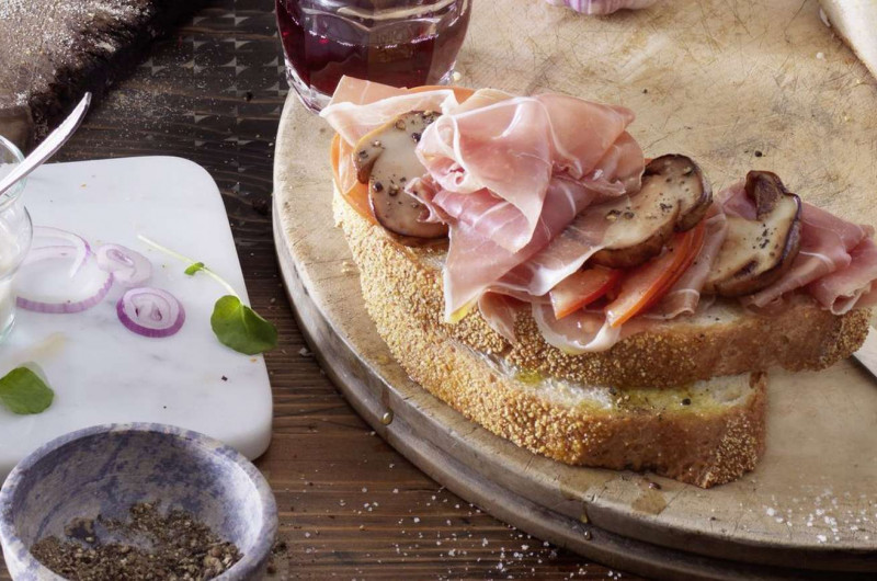 Panino avec prosciutto crudo San Pietro et bolets
