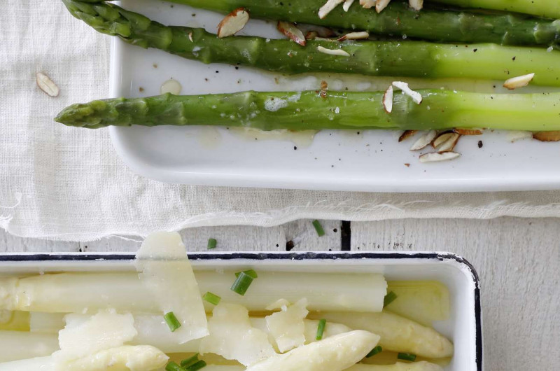 Asperges blanches et vertes classiques
