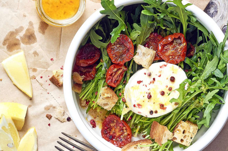 Roquette avec formaggini et croûtons