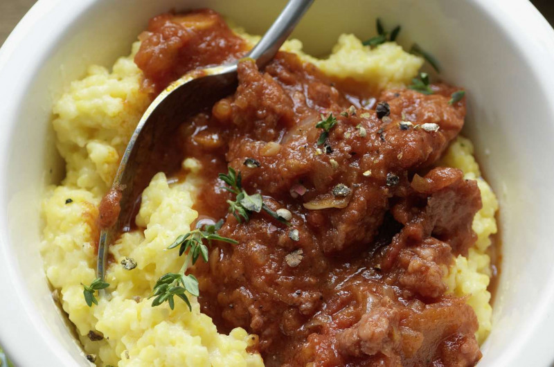 Polenta et sugo alla salsiccia