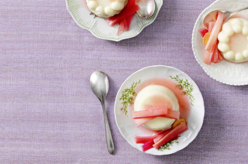 Flan de semoule au yogourt avec rhubarbe
