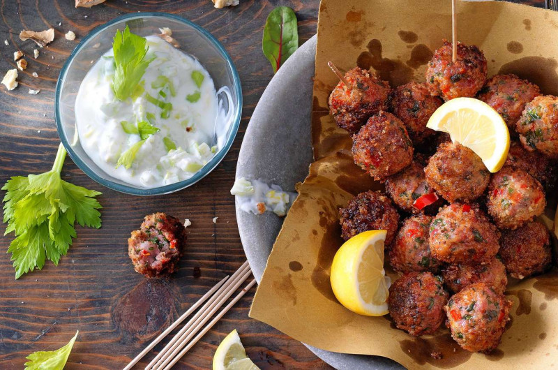 Polpette di luganiga avec yogourt au céleri