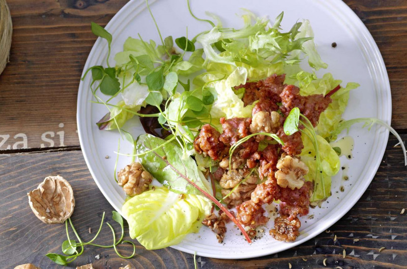 Salade verte garnie de luganiga et de noix