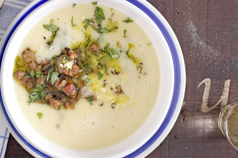 Salsiccia croustillante sur velouté de pommes de terre