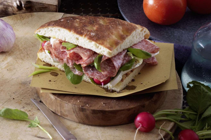 Focaccia avec salami et radis roses