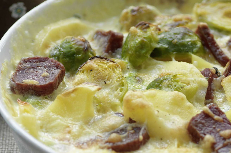 Gratin de panais, choux de Bruxelles et salsiz