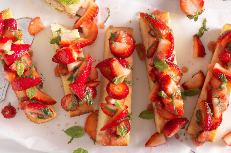 Tranches de semoule au séré avec fraises