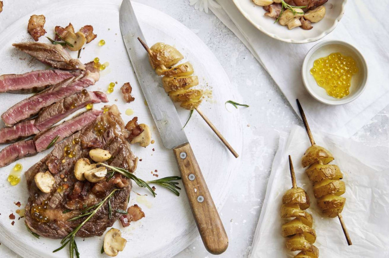 Entrecôte parisienne avec lard et champignons