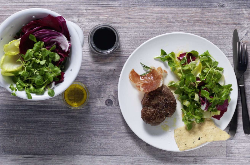 Filet de bœuf sur feuilles de salade