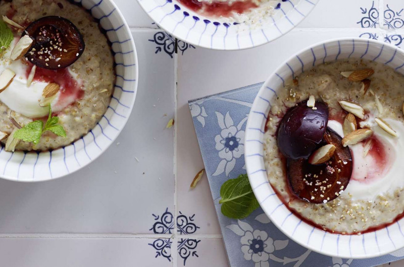 Porridge au lait d'amande avec amarante et pruneaux