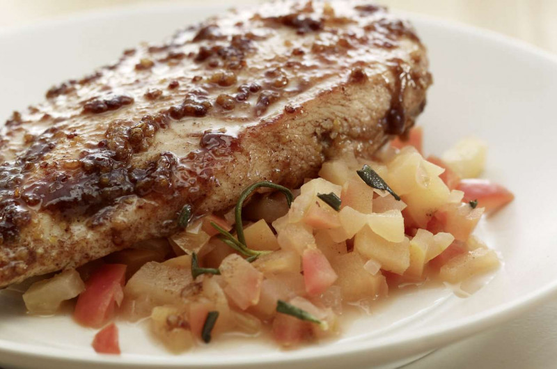 Poitrine de poulet à la cannelle sur chutney aux pommes