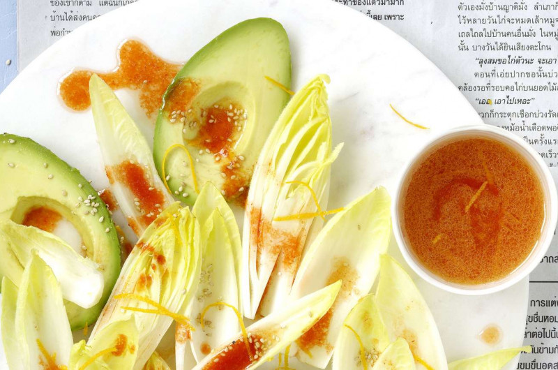 Salade d'endives à l'avocat avec sriracha