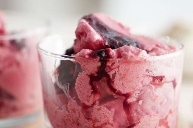 Yogourt glacé à la framboise avec coulis de myrtilles