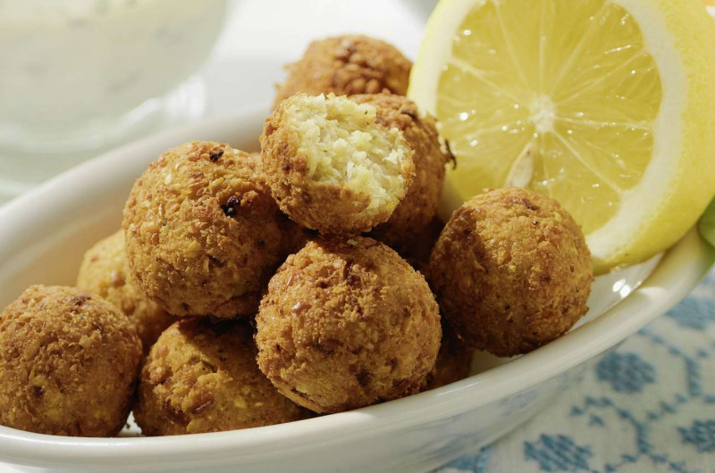 Salade avec falafels et sauce au yogourt à la coriandre