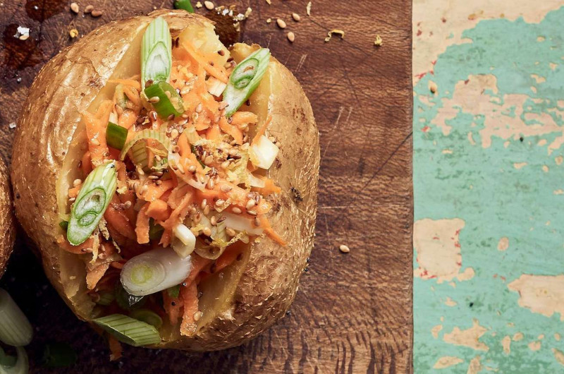 Baked Potato avec carotte, oignons nouveaux et sésame