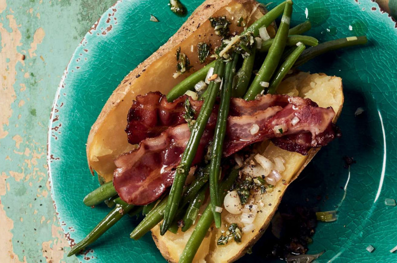 Baked Potato avec lard, haricots verts et pesto