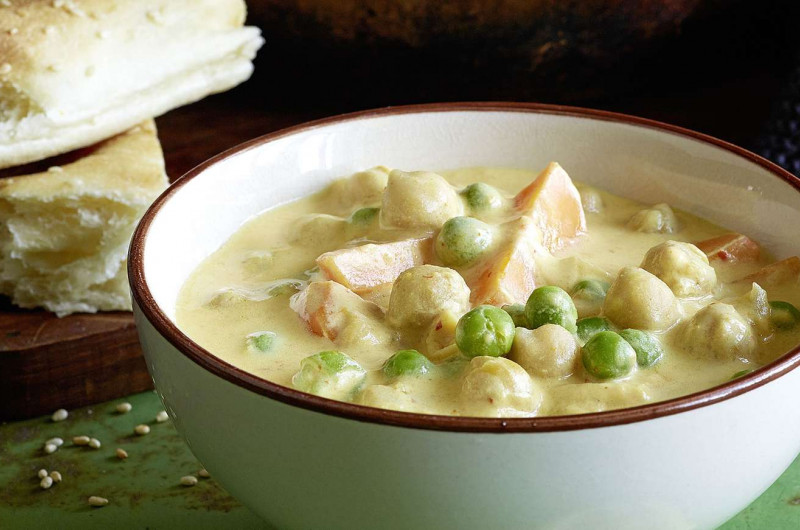 Curry de légumes avec petits pois et carottes