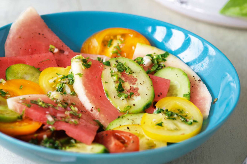 Salade de pastèque et tomates aux fines herbes