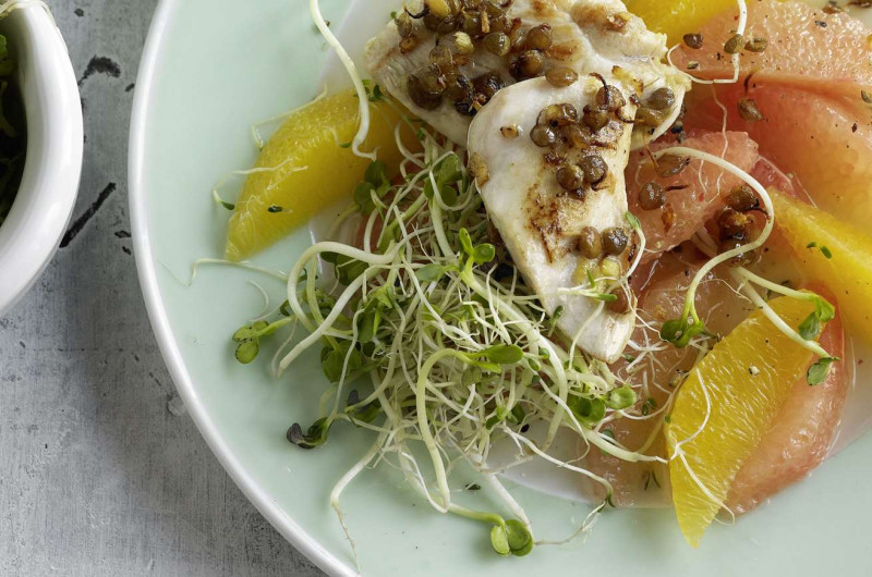 Poulet sur salade d’agrumes aux pousses