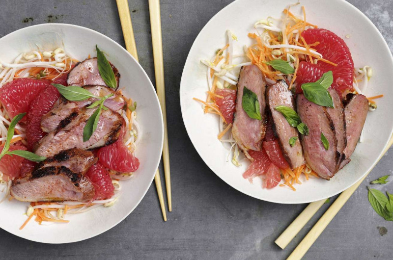 Salade vietnamienne de pousses et de canard au pomélo