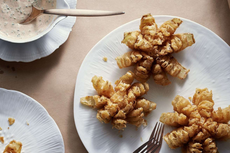 Fleurs d'oignons frits avec dip aux herbes