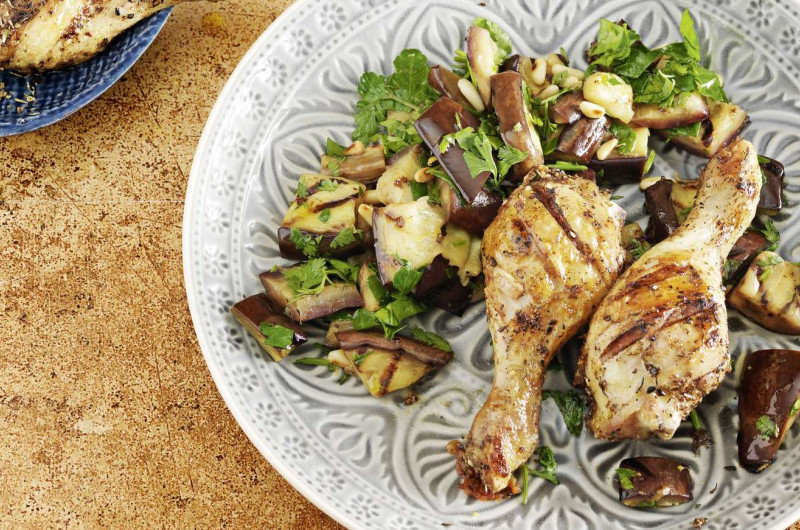 Pilons de poulet et salade d'aubergines sur le gril