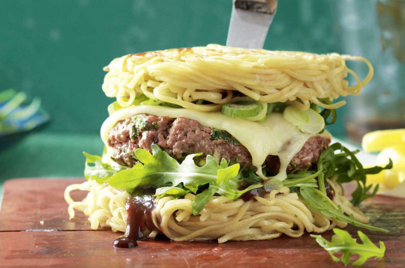 Mie noodles burger