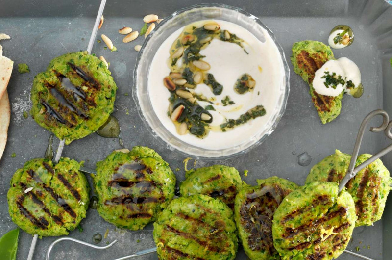 Falafels aux petits pois avec yogourt à la menthe