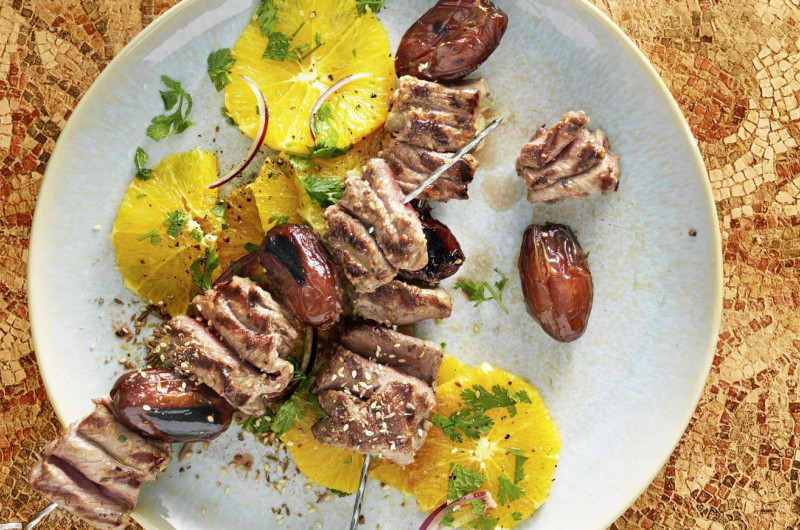 Brochettes d'agneau avec salade d'oranges