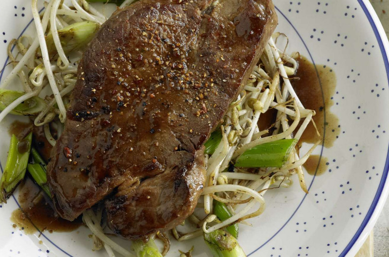 Entrecôte parisienne sur lit de pousses