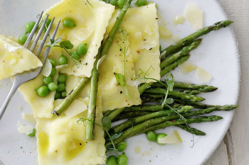 Ravioli au citron avec asperges et petits pois