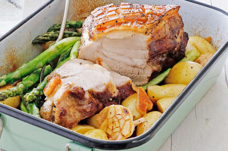 Rôti de porc avec asperges à l'ail