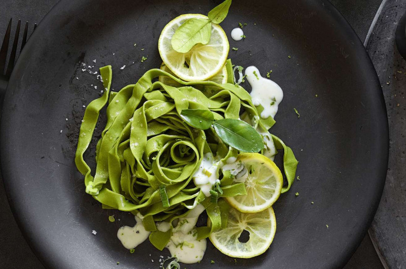 Nouilles au matcha avec sauce au citron vert