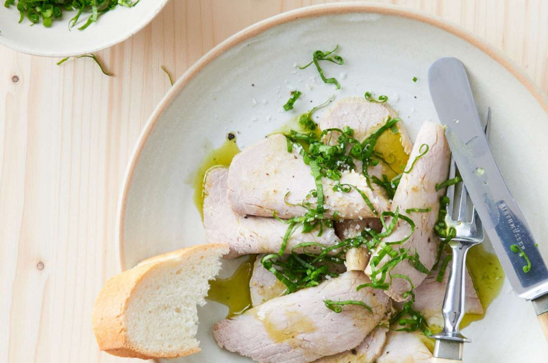 Viande de veau froide avec huile à l'ail des ours